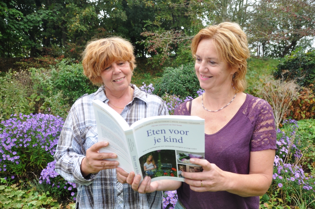 Ruth de Ruwe en Annette van Ruitenburg met het boek 'Eten voor je kind'.