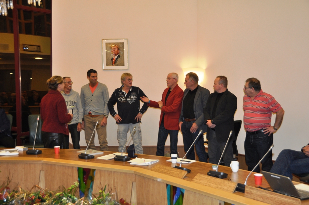 De leden van de Texelse Sportraad bij elkaar voor  de onderscheiding.