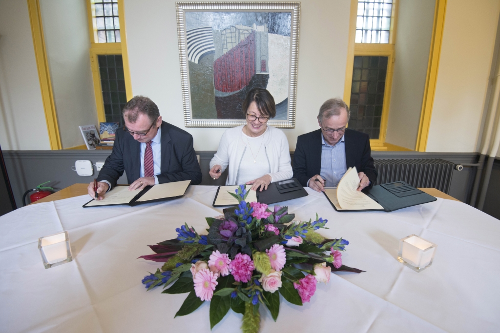 De ondertekening. Vlnr. Jos Engelen, voorzitter NWO, Marjan Oudeman, voorzitter college van bestuur Universiteit Utrecht en Harry Baayen, voorzitter bestuur NIOZ.