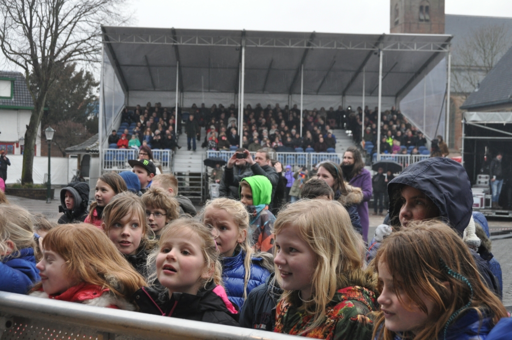 Kinderen van de Texelse basisscholen zingen de graaf toe. 