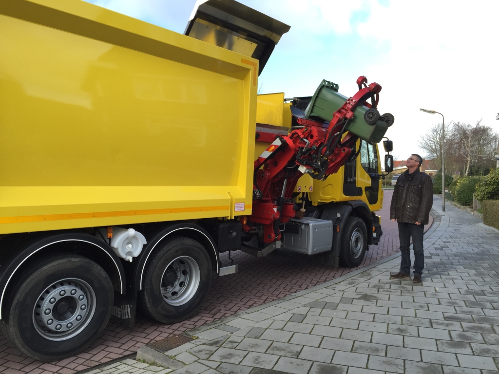 De nieuwe vuilniswagen met zijbelader werd woensdagochtend bij notariskantoor Hoogerheide gedemonstreerd.