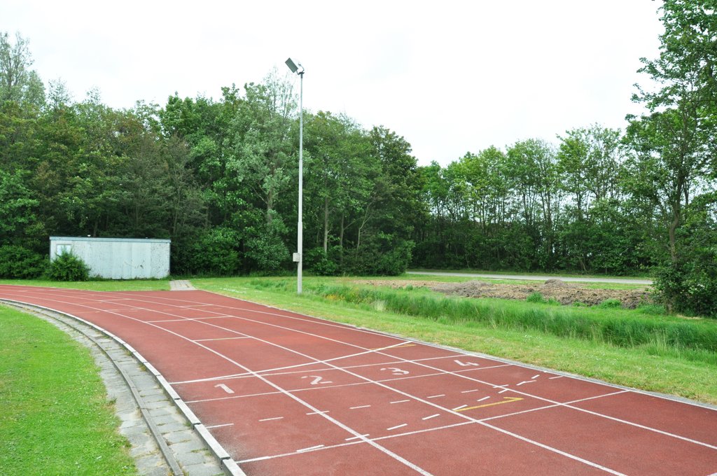 De atletiekbaan in Den Burg.