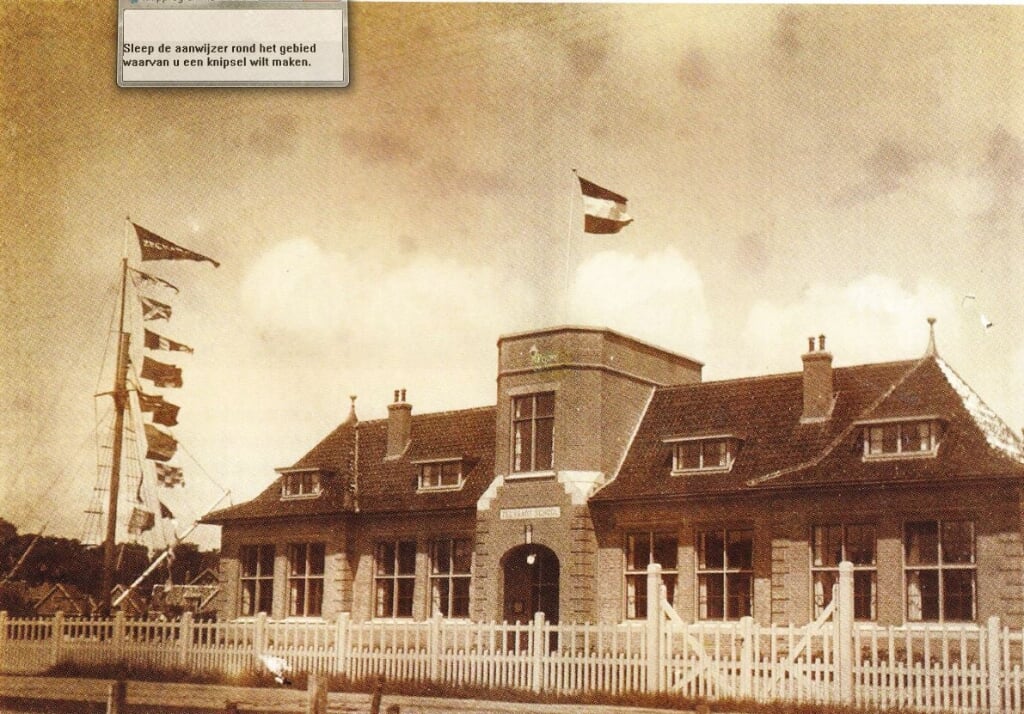 Historisch beeld: de vlag in top voor de opening van de Gemeentelijke Zeevaartschool. 