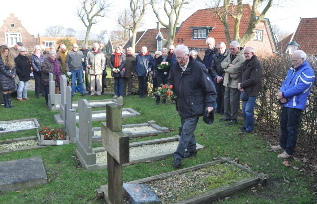 Cor de Wolf legt bloemen op de graven van de Texelaars die in 1953 verdronken bij de watersnoodramp.