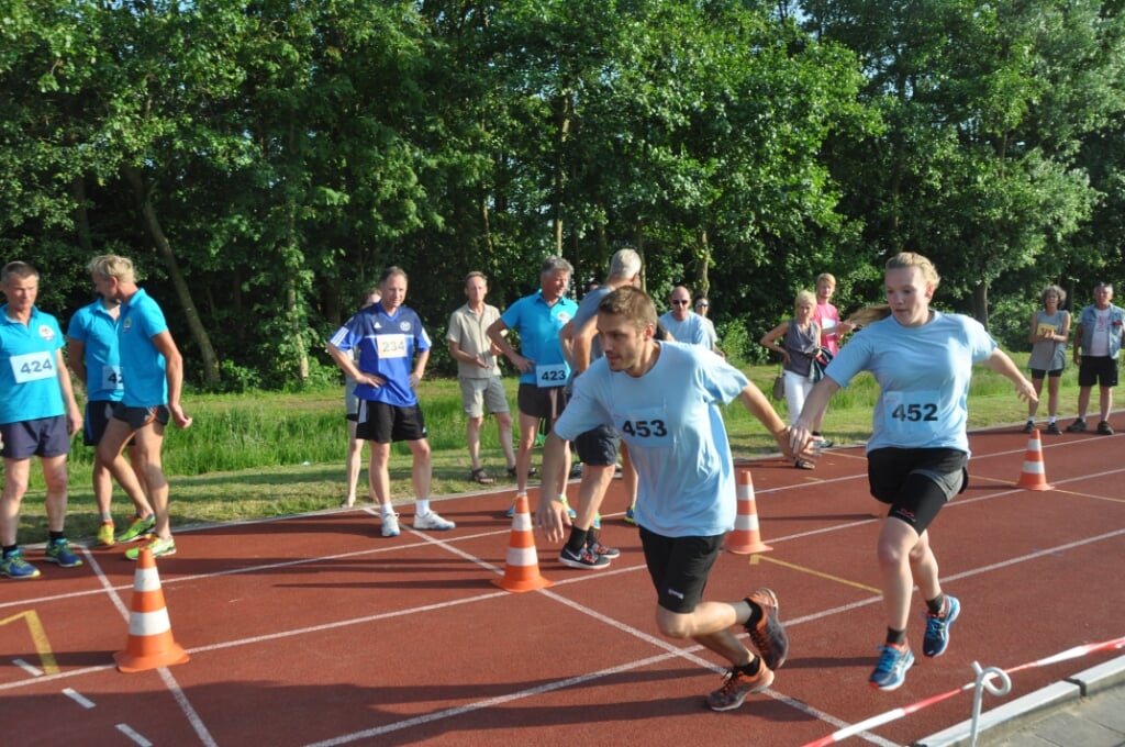 De atletiekbaan in Den Burg tijdens een Bedrijvenestafette.