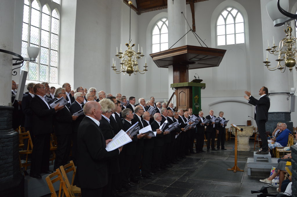 Het Groot Mannenkoor Noord-Nederland onder leiding dirigent Martin Mans. 