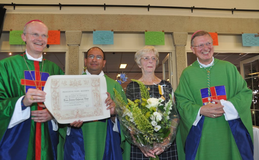Hannie Maas met bisschop Overbeck, pastoor Garcia en hulpbisschop Hendriks.