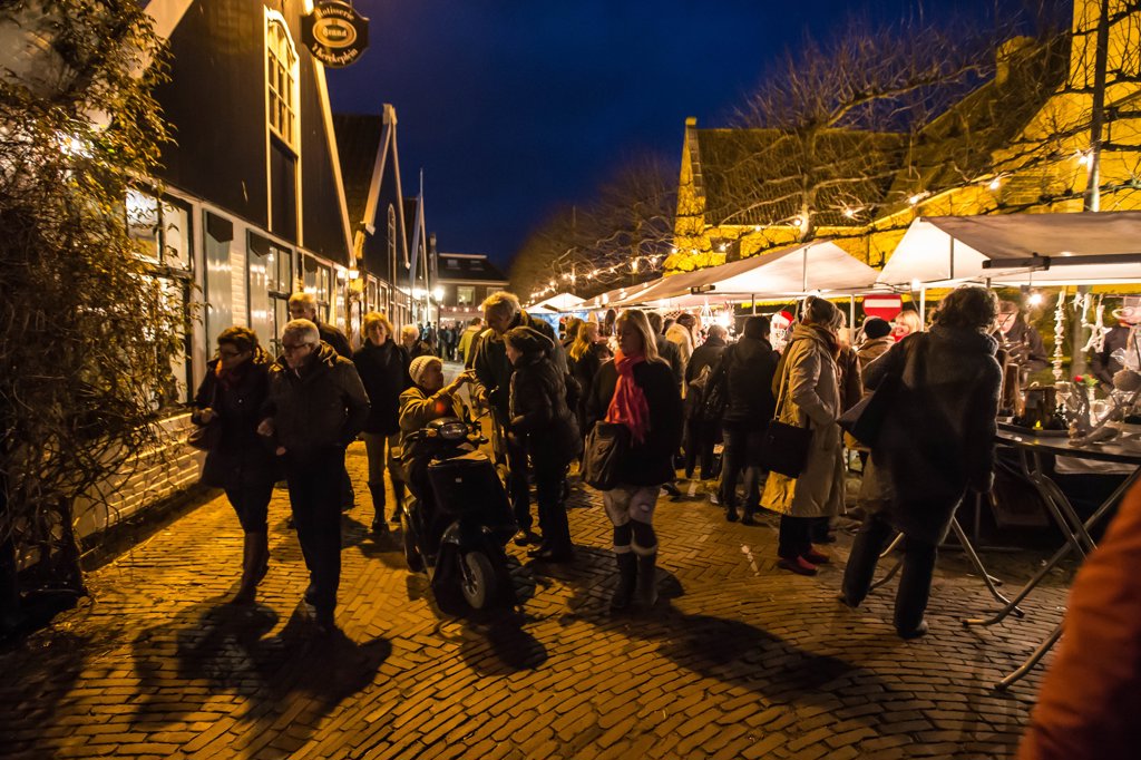 In Oosterend wordt zaterdag de jaarlijkse, sfeervolle Kerstmarkt gehouden van 16.00 tot 20.00 uur. Met live-muziek en feestelijke verlichting en kramen. 
