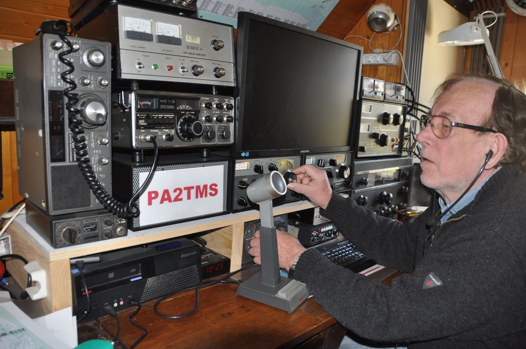 Thomas Stiehl met de radiozendapparatuur.