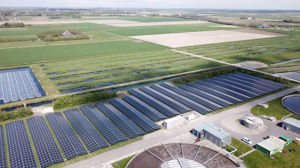 Het energieveld van het Hoogheemraadschap op Everstekoog bestaat uit 5.160 zonnepanelen. 