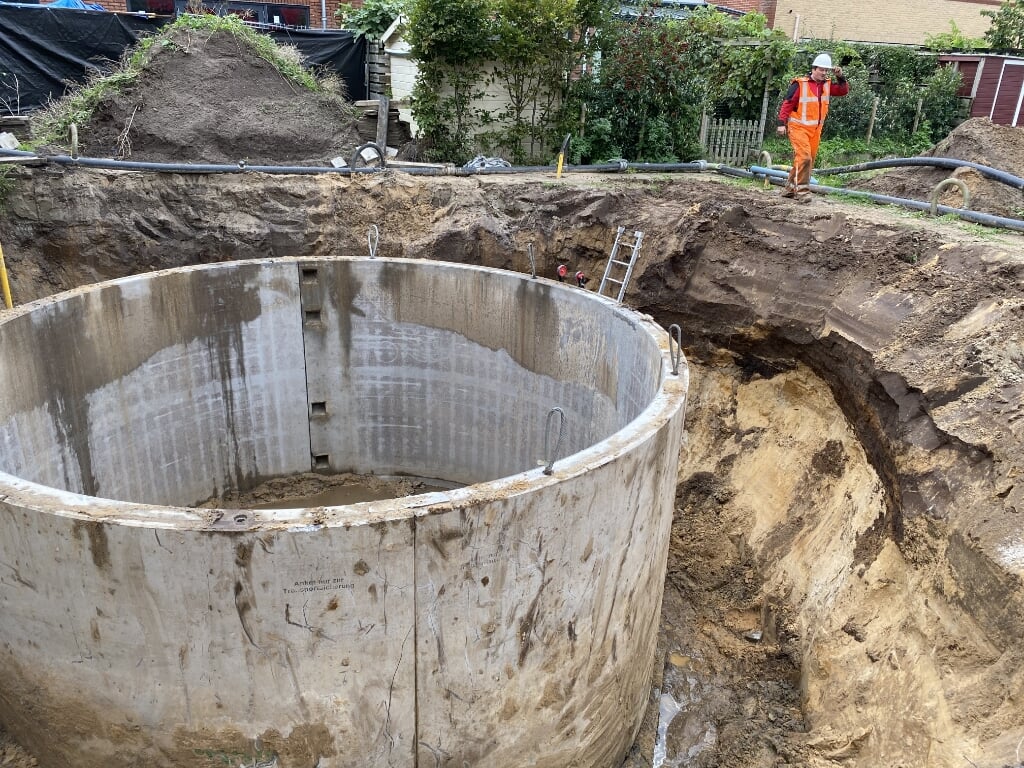 Voor het ontmantelen van de bunker van Nesland werd een diep gat gegraven. 