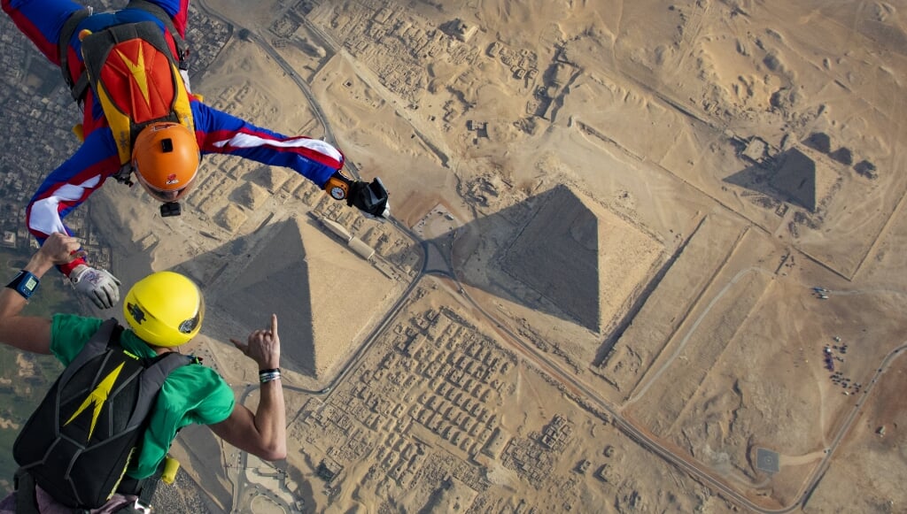 Parachutespringers Herman en Matts Landman in vrije val boven de pyramides van Gizeh.  