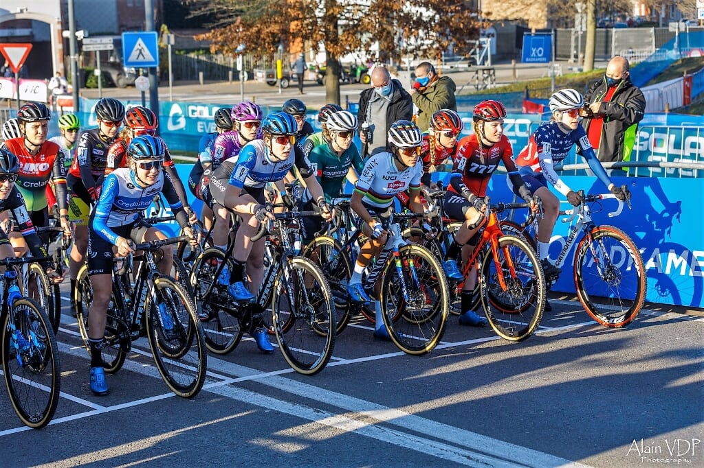 Concentratie bij de start in Kortrijk. Denise staat op de tweede startrij achter in beeld.