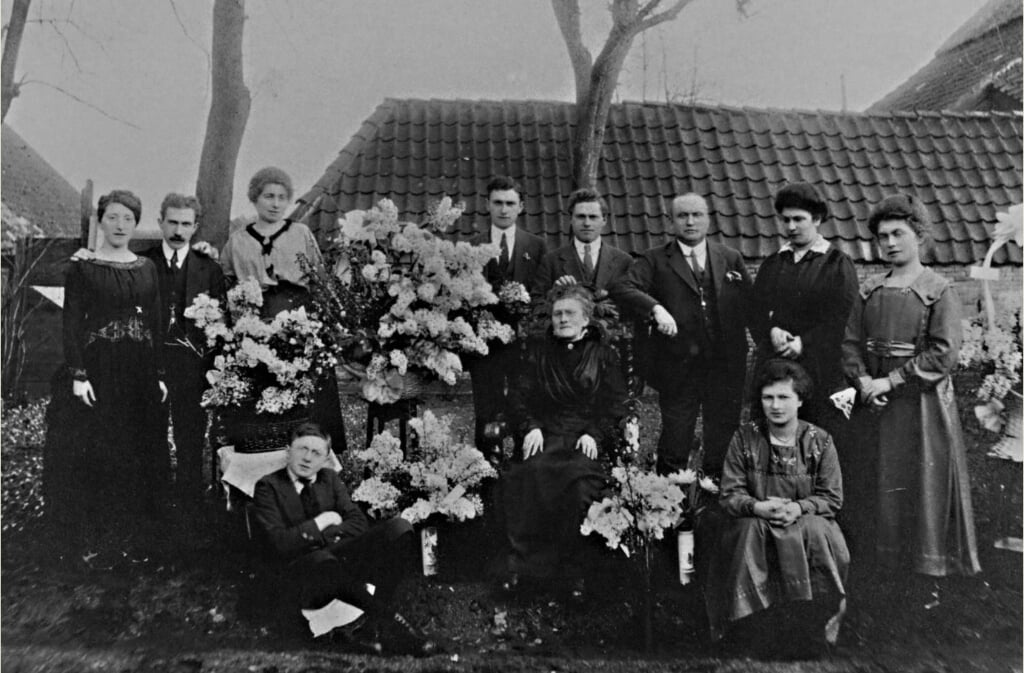 Familiefoto uit 1918, achter een pand aan de Waalderstraat, ter gelegenheid van de 60ste verjaardag van oma Heintje Vlessing-Van Messel.  