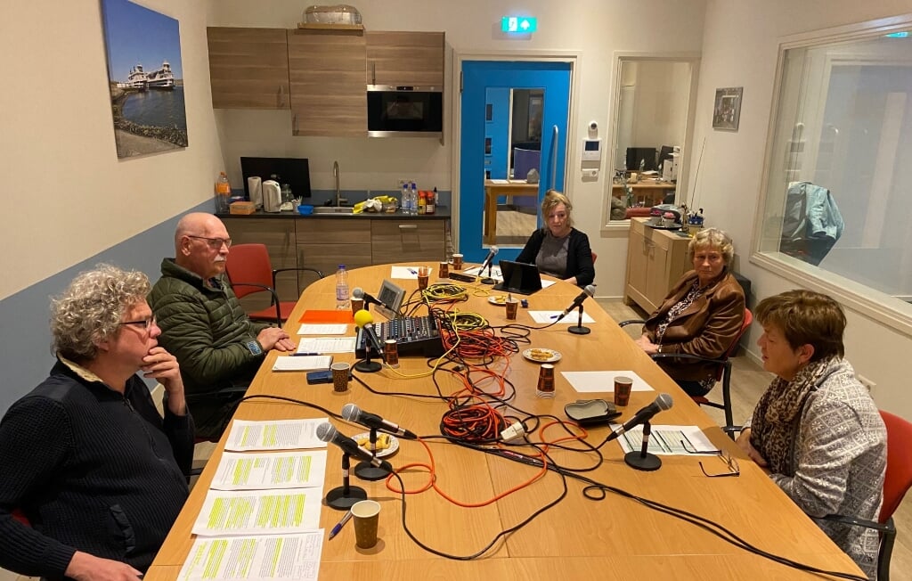 Het debat bij Radio Texel onder leiding van Aad van Gils.