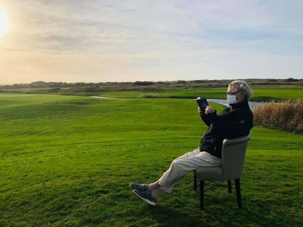 Jan Heemskerk op golfbaan De Texelse met zijn boek "Reis om de wereld in 80 golfverhalen". 
