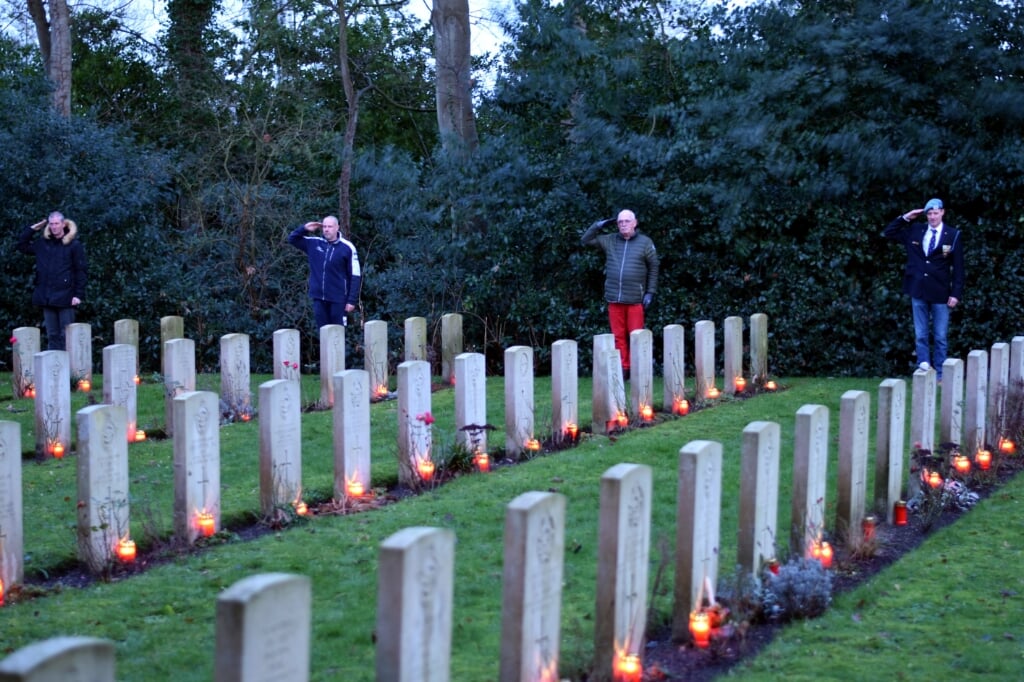 De veteranen salueren bij de graven. 