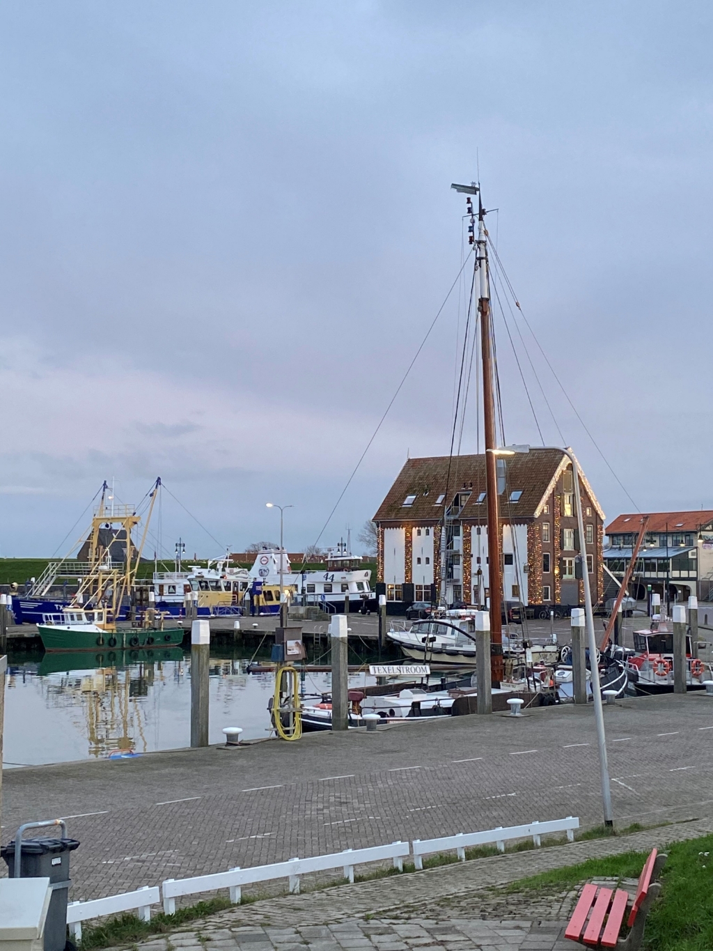 Verstild beeld van de haven van Oudeschild. Er is, zeker door de week, weinig te beleven op de kade. 