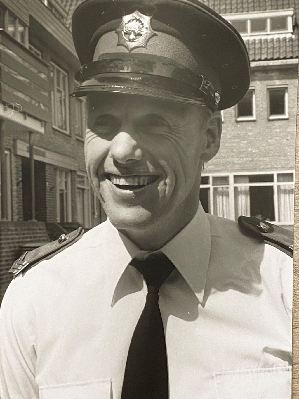 Politieagent Nico Drenth in 1989 bij zijn 25-jarig dienstjubileum. 