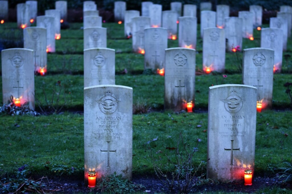De lichtjes op de begraafplaats.