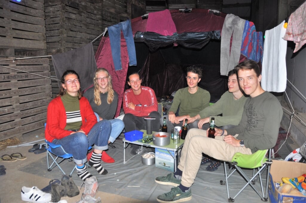 Augustus: Een groep toeristen met lekke tent mag binnen kamperen bij Boer Lap.