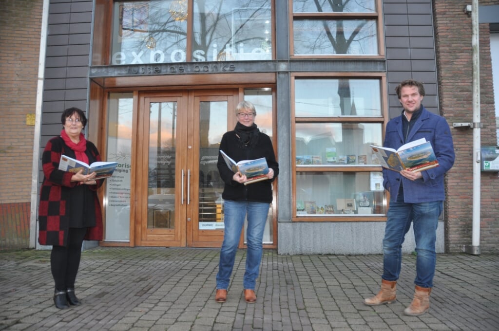 Ina Schrama, Ineke Vonk en Sjoerd de Jong met het boek van de Jumbo.