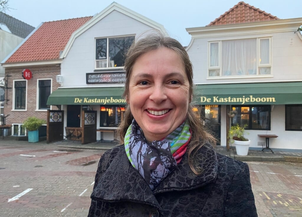 Hester Reeder bij De Kastanjeboom in Den Burg die een rol speelt in de nieuwe roman.