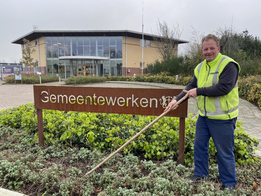 Groenmedewerker Patrick Zegers houdt 25 jaar de plantsoenen bij en verricht als manusje van alles allerlei andere klussen. 