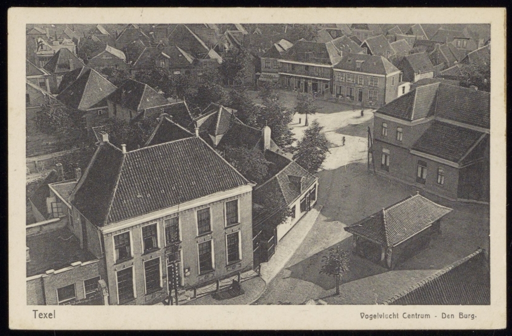 Het waaggebouw met het compacte marktplein van voor 1929. (Foto: Noord-Hollands Archief).
