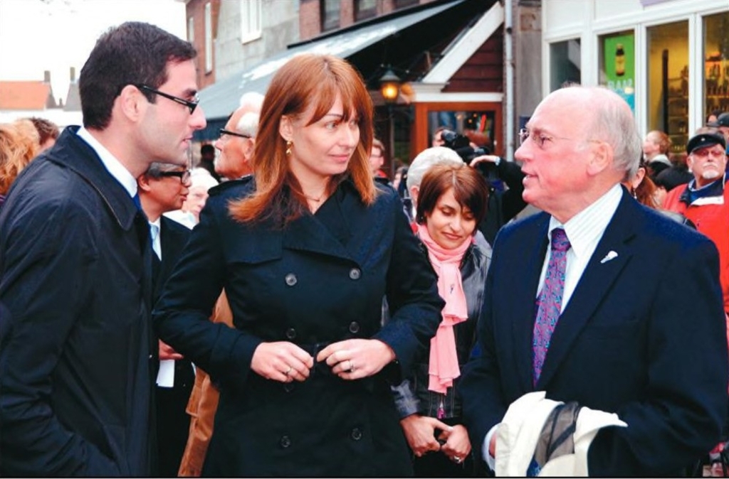 Zoon Ewout de Vries, hier in 2012 met de Georgische presidentsvrouw en ambassadeur. 