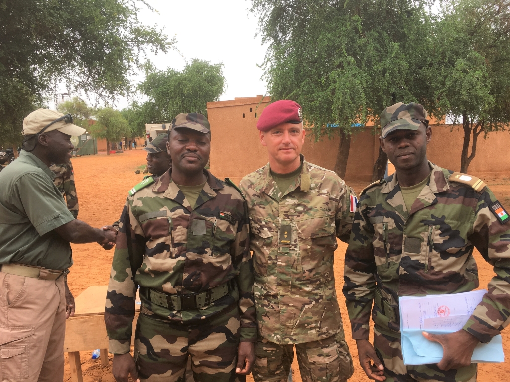 In Niger tussen geslaagd kader van NERBat 7, Forces Armées Nigériennes (FAN). 