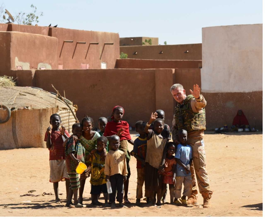 Gao, Mali: voetbal bij het verstrekken van hulpgoederen aan een lokaal kindertehuis.