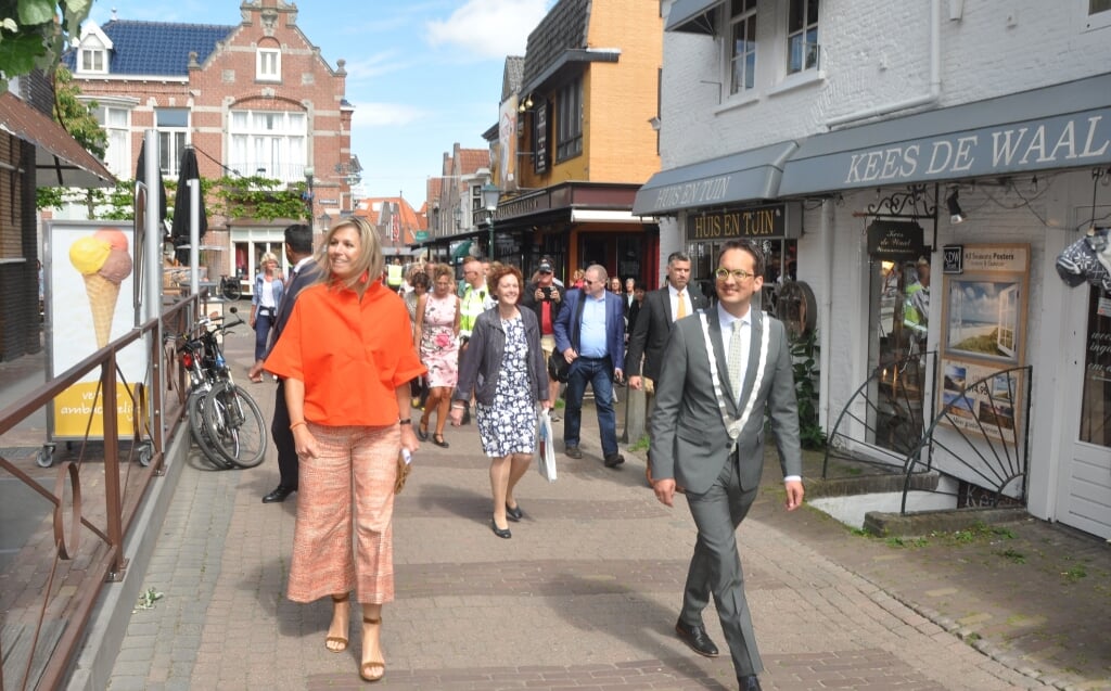 Mei 2020: Koningin Maxima wandelt begeleid door burgemeester Michiel Uitdehaag door Den Burg. 