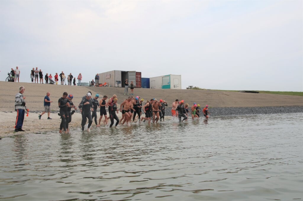 Start van het zwemmen bij de Wilde Triatlon op het strandje van Dijkmanshuizen. 