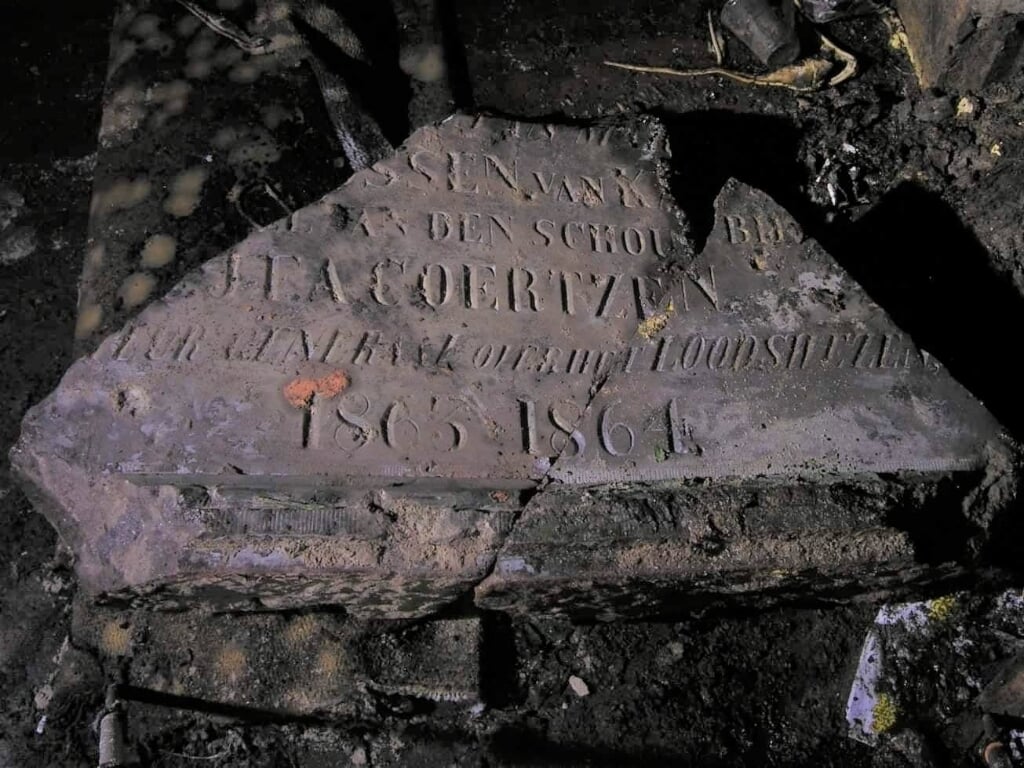 Fragment van de verdwenen gedenksteen op de vuurtoren. De Haagse Bunker Ploeg vond hem terug in een bunker. Foto's Haagse Bunker Ploeg