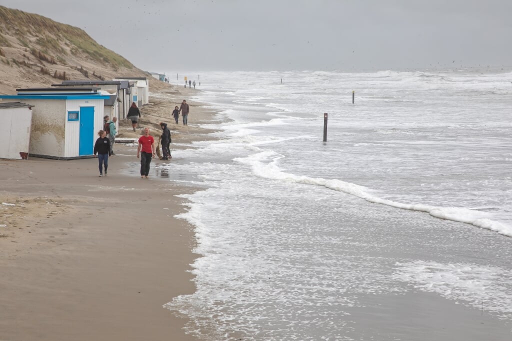 Het strand bij paal 9 eind augustus vorig jaar tijdens een storm.