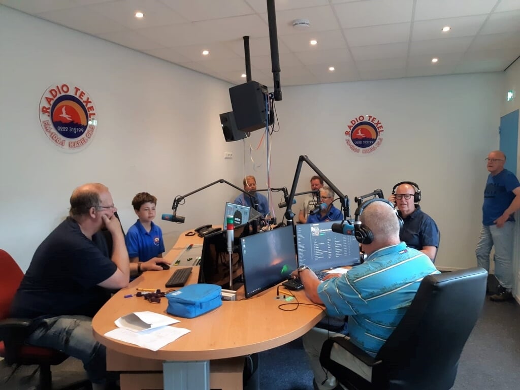 Aad van Gils, voorzitter Radio Texel (op de rug gezien interviewt Wethouder Kooiman tijdens de oudejaarsshow.