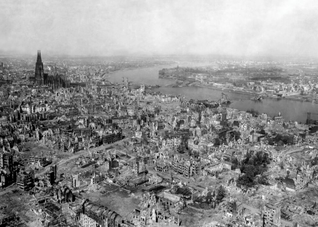 Tussen 1940 en 1945 vielen meer dan anderhalf miljoen bommen op Duitsland. Op de foto het verwoeste centrum van Köln met de Dom. 
