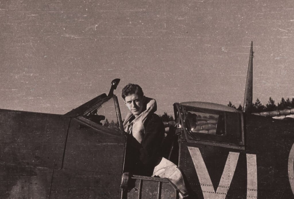 Jan Leendert Plesman in zijn Spitfire MJ343 VL-P 'Princes Beatrix'.