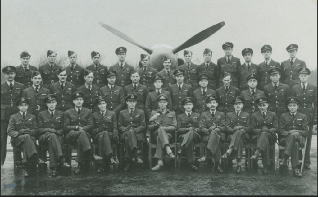 Groepsfoto van 322 squadron op vliegveld Woodvale in Engeland. Plesman in de voorste rij, 5e van links.