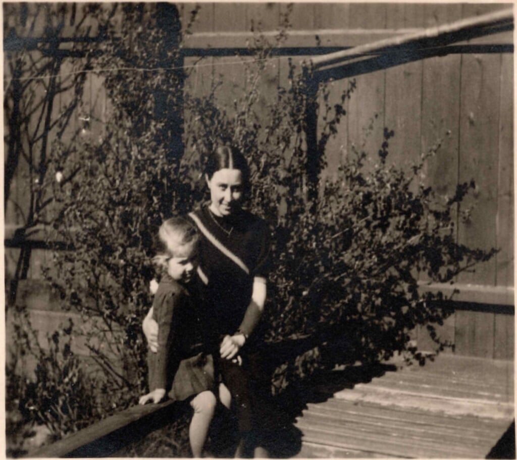 Ilse op 5-jarige leeftijd met haar moeder.