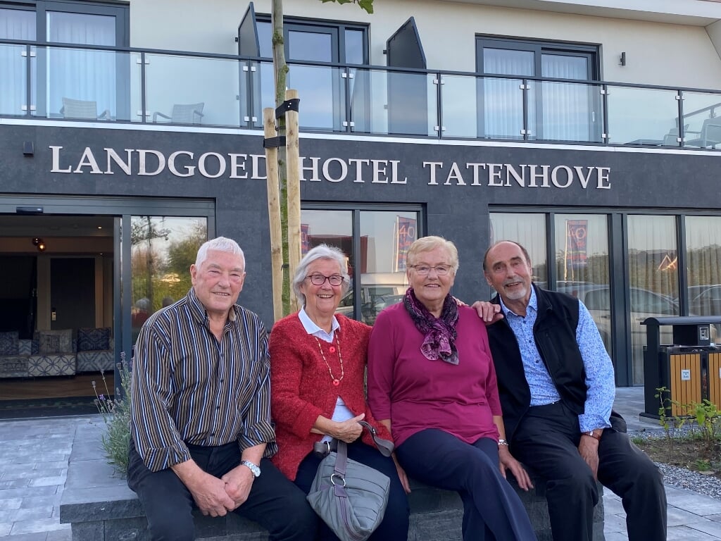 Oud-eigenaars Piet en Irene Schuijl (eerste en derde van links) en Meta en Richard Bardenberg. 