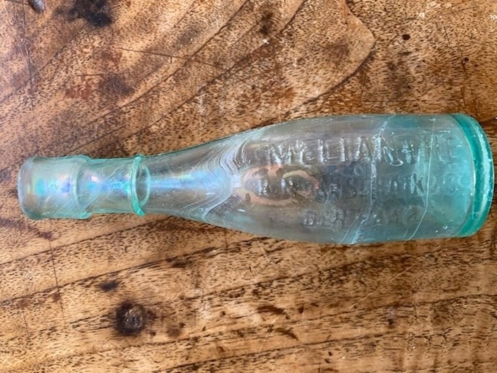 Het lege flesje Melianthe dat in de molenkolk van de molen van Het Noorden lag.