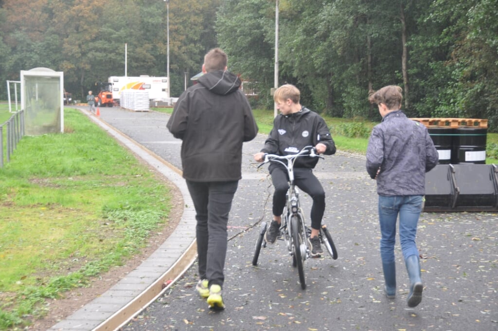 Matthijs Verhagen van 'De Benden van Ellende' op de bijzondere fiets.