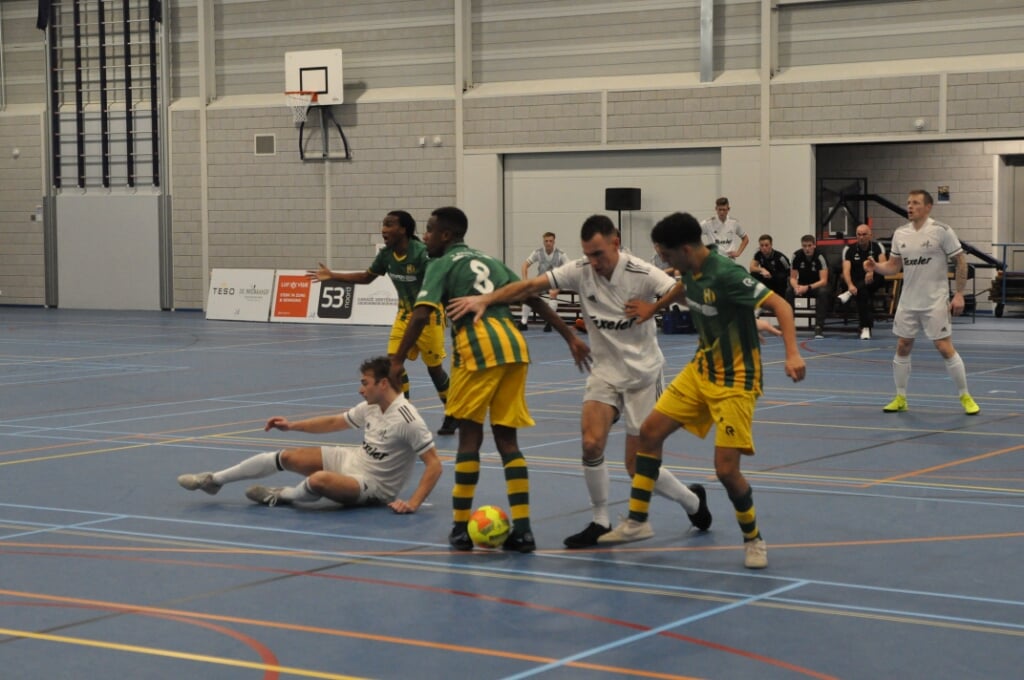 Spelmoment tijdens Texel Futsal tegen ZVV Den Haag.