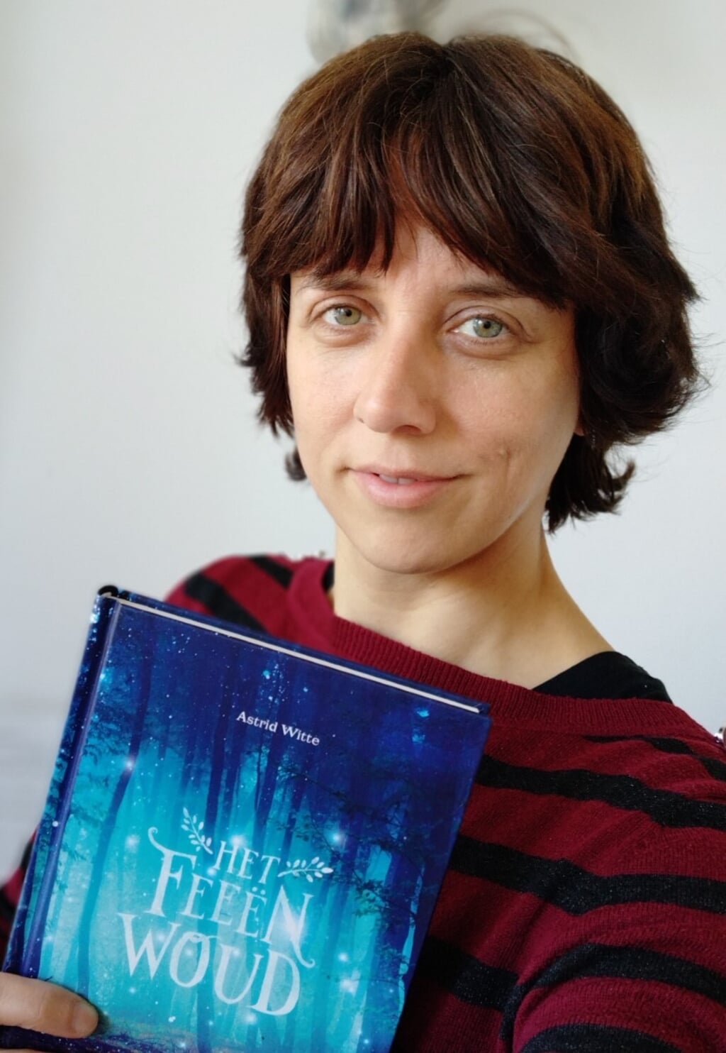 Schrijfster Astrid Witte met haar boek "Feënwoud".