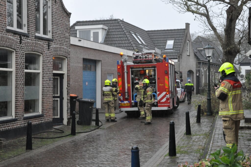 De brandweer kwam in actie in de Warmoesstraat in Den Burg.