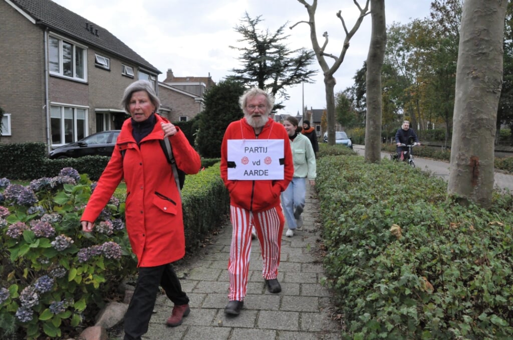 Dries Veltkamp liep zaterdag mee in de klimaatmars. Hij stemde tegen een onderzoek naar windwokkels, na de verkiezingen beloofde hij wel steun. 