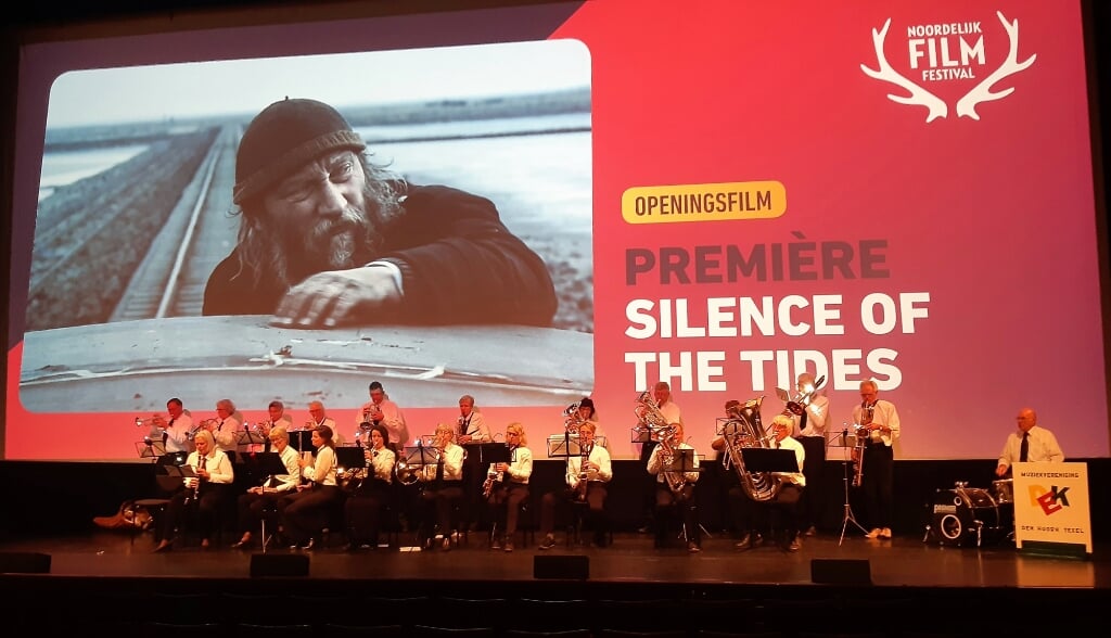 Fanfare DEK treedt op tijdens de première van de film Silence Of The Tides, waarin DEK ook is te zien. 