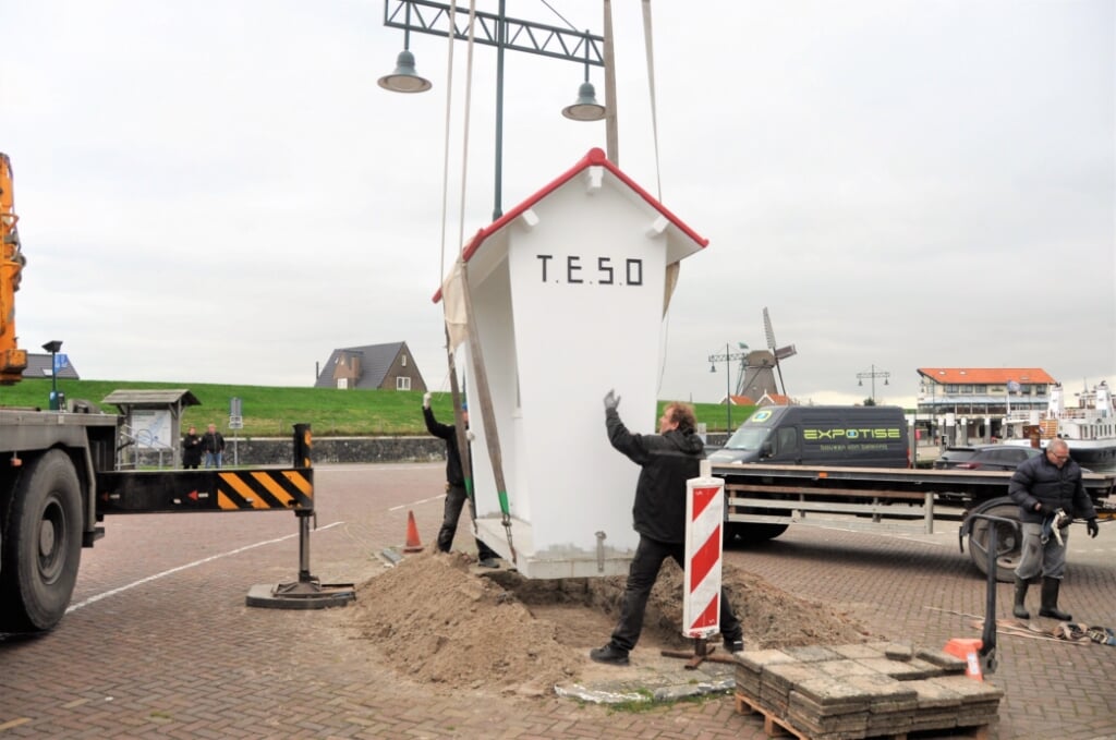 Het bushokje wordt geplaatst op de haven van Oudeschild.